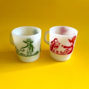 Set of 2 Vintage Termocrisa milk glass mugs with Holly Hobby design